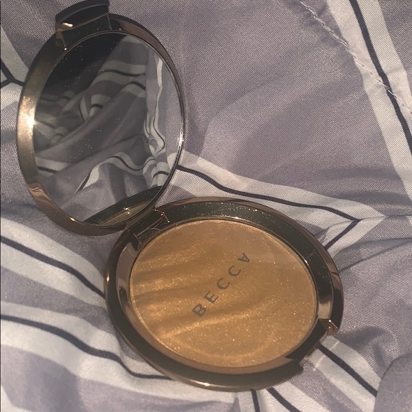 SOLDBECCA cosmetics highlight in Gold Lava - Picture 2 of 6